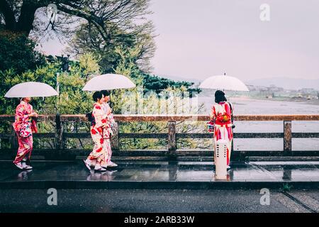 Chaque jour, scène de rue au Japon. Les femmes japonaises dans le kimono traditionnel Banque D'Images