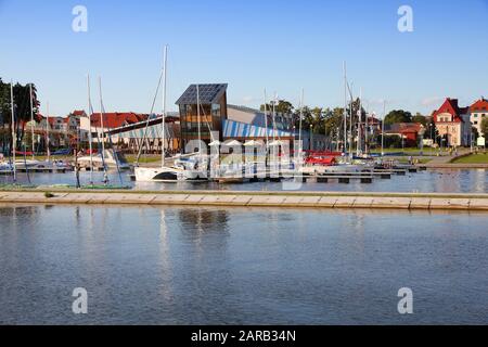 Gizycko, POLOGNE - 17 AOÛT 2011: Les gens visitent le port de plaisance à Gizycko, Pologne. Gizycko est une ville importante dans la région touristique de Masuria de 2 000 la Banque D'Images