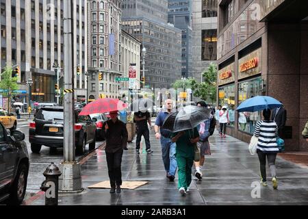 New YORK, États-Unis - 10 JUIN 2013 : les gens visitent Broadway à New York. La ville de New York est visitée par 56 millions de visiteurs annuels (2014). 20 millions de personnes Banque D'Images