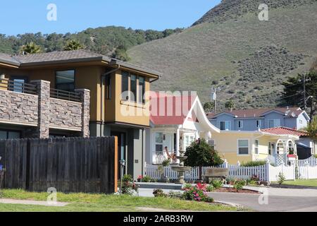 Californie, ÉTATS-UNIS - le 7 AVRIL 2014: Maisons résidentielles génériques de Californie comme vu de la route publique dans le comté de San Luis Obispo. Tarifs immobiliers Banque D'Images