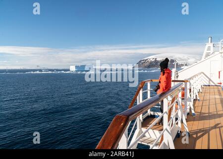 Bateau de croisière pour passagers dans l'Antarctique au large des côtes glaciales de l'Antarctique (Ocean Diamond Quark Expeditions) Banque D'Images