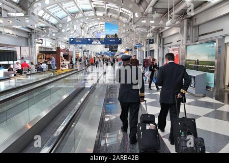 Chicago, États-Unis - 1er AVRIL 2014 : les pilotes marchent jusqu'à la porte de l'aéroport international de Chicago O'Hare aux États-Unis. C'était le 5ème aéroport le plus achalandé au monde avec 66, Banque D'Images