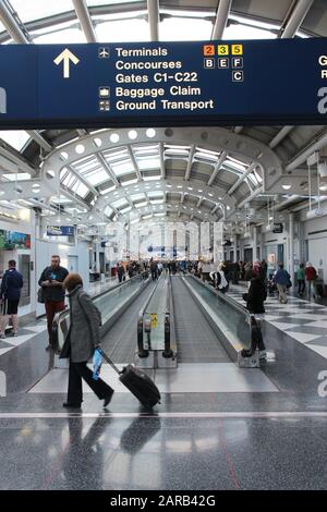 Chicago, États-Unis - 15 AVRIL 2014 : les voyageurs se rendent à pied aux portes de l'aéroport international de Chicago O'Hare aux États-Unis. C'était le 5ème aéroport le plus achalandé du monde Banque D'Images