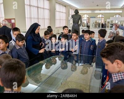 Téhéran, Iran. 16 avril 2017. Voyage scolaire au Musée national au centre de la capitale iranienne Téhéran, le 16 avril 2017. | utilisation dans le monde crédit: DPA/Alay Live News Banque D'Images