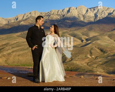 Un couple de mariage sur les terrasses de Badab-e Surt dans le nord de l'Iran, pris le 24 avril 2018. La formation caractéristique de la terrasse du paysage est basée sur des sources minérales chaudes qui circulent depuis des milliers d'années. | utilisation dans le monde entier Banque D'Images