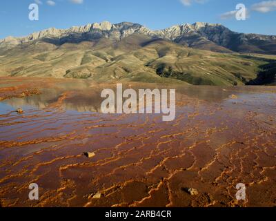 Les terrasses de Badab-e Surt dans le nord de l'Iran, prises le 24 avril 2018. La formation caractéristique de la terrasse du paysage est basée sur des sources minérales chaudes qui circulent depuis des milliers d'années. | utilisation dans le monde entier Banque D'Images