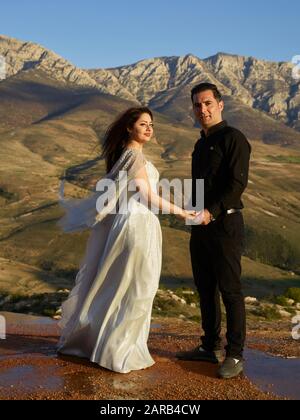 Un couple de mariage sur les terrasses de Badab-e Surt dans le nord de l'Iran, pris le 24 avril 2018. La formation caractéristique de la terrasse du paysage est basée sur des sources minérales chaudes qui circulent depuis des milliers d'années. | utilisation dans le monde entier Banque D'Images