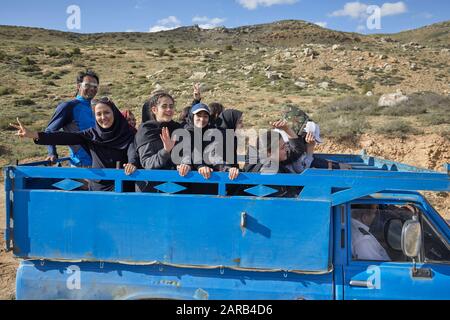 Les jeunes femmes sont en route vers les terrasses de Badab-e Surt dans le nord de l'Iran dans un vieux transporteur, pris le 25 avril 2018. La formation caractéristique de la terrasse du paysage est basée sur des sources minérales chaudes qui circulent depuis des milliers d'années. | utilisation dans le monde entier Banque D'Images