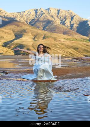 Un couple de mariage sur les terrasses de Badab-e Surt dans le nord de l'Iran, pris le 24 avril 2018. La formation caractéristique de la terrasse du paysage est basée sur des sources minérales chaudes qui circulent depuis des milliers d'années. | utilisation dans le monde entier Banque D'Images