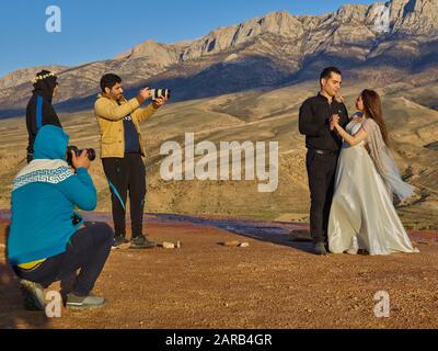 Un couple de mariage sur les terrasses de Badab-e Surt dans le nord de l'Iran, pris le 24 avril 2018. La formation caractéristique de la terrasse du paysage est basée sur des sources minérales chaudes qui circulent depuis des milliers d'années. | utilisation dans le monde entier Banque D'Images