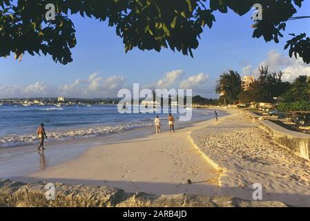 Plage De Galets, Barbade, Caraïbes. Vers 1989 Banque D'Images