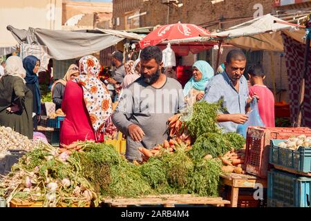 Tunisie, octobre 10/2019 marché tunisien traditionnel, scène typique avec des gens achetant des produits Banque D'Images