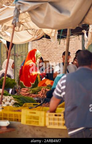 Tunisie, octobre 10/2019 marché tunisien traditionnel, scène typique avec des gens achetant des produits Banque D'Images