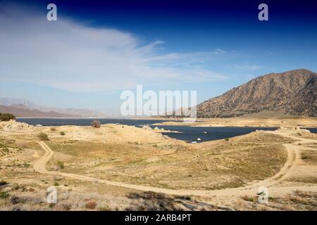 La sécheresse en Californie - faible niveau de Lake Isabella dans Comté de Kern. United States paysage. Banque D'Images