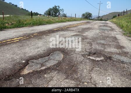 Mauvaise surface de la route - infrastructures de transport endommagées en Californie, aux États-Unis. Banque D'Images