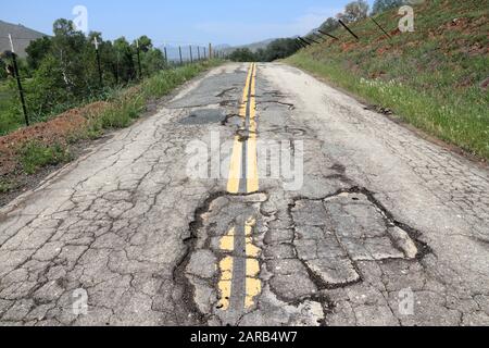 Mauvaise surface de la route - infrastructures de transport endommagées en Californie, aux États-Unis. Banque D'Images