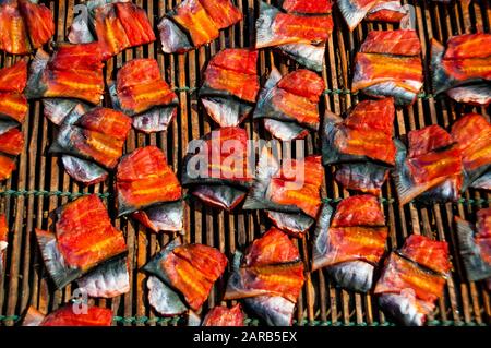 Le séchage du poisson à un marché en Pheam Ek village à proximité la ville de Battambang. Cambodge Banque D'Images