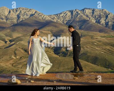 Un couple de mariage sur les terrasses de Badab-e Surt dans le nord de l'Iran, pris le 24 avril 2018. La formation caractéristique de la terrasse du paysage est basée sur des sources minérales chaudes qui circulent depuis des milliers d'années. | utilisation dans le monde entier Banque D'Images