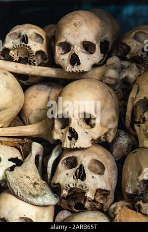 Des crânes et des ossements des victimes des Khmers Rouges règne de terreur à l'assassinat de Phnom Sampeau près de Battambang, Cambodge Banque D'Images