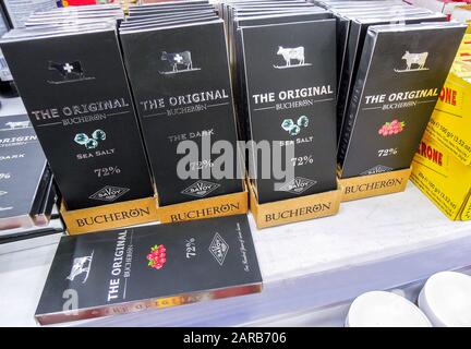 Samara, Russie - 26 janvier 2020: Différents emballages de Chocolat au Bucheron frais sur le rayon du supermarché Banque D'Images