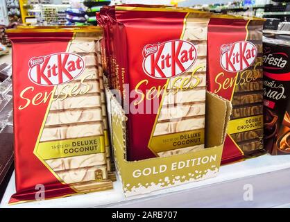 Samara, Russie - 26 janvier 2020: Différents paquets de chocolat KitKat frais sur le rayon du supermarché Banque D'Images
