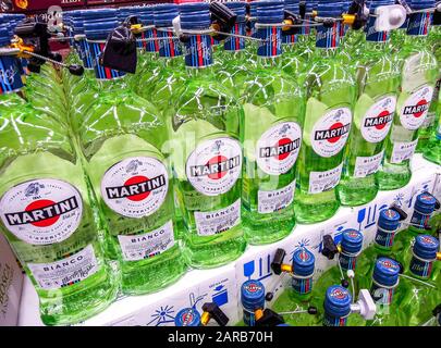 Samara, Russie - 26 janvier 2020: Boissons alcoolisées en bouteille Martini prêt à la vente sur le plateau à l'épicerie Banque D'Images