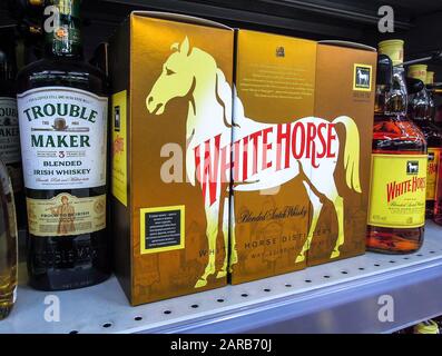 Samara, Russie - 26 janvier 2020: White Horse Whiskey prêt à la vente sur le plateau en supermagasin. Diverses boissons alcoolisées en bouteille Banque D'Images