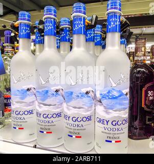 Samara, Russie - 26 janvier 2020: Vodka Grey Goose prête à la vente sur le plateau en supermagasin. Diverses boissons alcoolisées en bouteille Banque D'Images