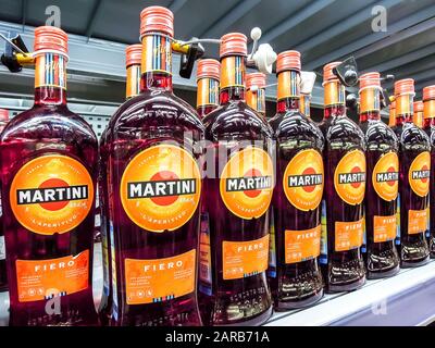Samara, Russie - 26 janvier 2020: Boissons alcoolisées en bouteille Martini prêt à la vente sur le plateau à l'épicerie Banque D'Images