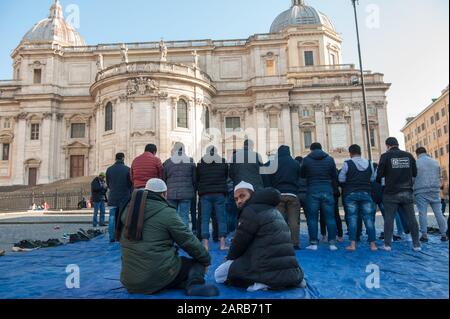 Rome, Italie. 17 janvier 2020. Les musulmans assistent à la prière du vendredi lors d'une manifestation sur la place Esquilino à Rome, en Italie. La communauté musulmane prend à estre Banque D'Images