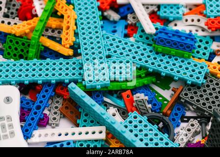 Détails multicolores du concepteur. Jeux pour enfants à l'école ou à la maternelle. Modélisation et conception vous-même Banque D'Images