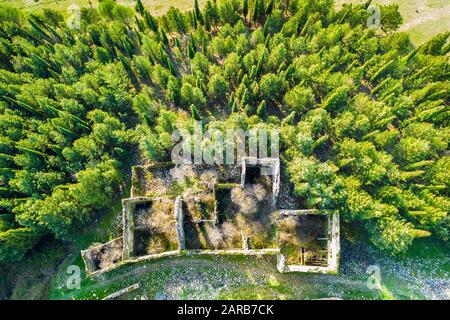 Ruine bâtiment dans Le village abandonné D'Esco. Vue aérienne. Zone du réservoir Yesa. Saragosse, Aragon, Espagne. Europe. Banque D'Images