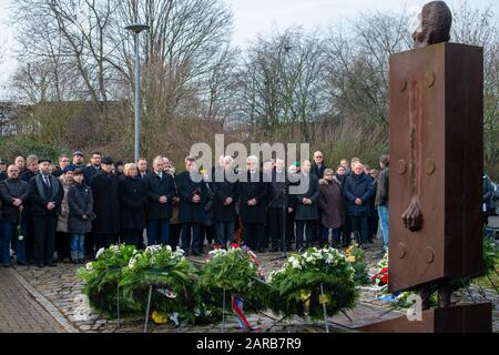 Magdeburg, Allemagne. 27 janvier 2020. GABRIELLE Brakebusch (centre l-r), Président du Landtag, Reiner Haseloff (CDU), Premier Ministre du Land et Lutz Trümper (SPD), Lord Mayor, commémorent les victimes du socialisme national au mémorial de la Magda. Le jour commémoratif de l'Holocauste, les victimes du socialisme national sont rappelées dans le monde entier. Le 27 janvier 1945, les soldats soviétiques ont libéré les survivants du camp d'extermination d'Auschwitz. Crédit: Klaus-Dietmar Gabbert/Dpa-Zentralbild/Dpa/Alay Live News Banque D'Images