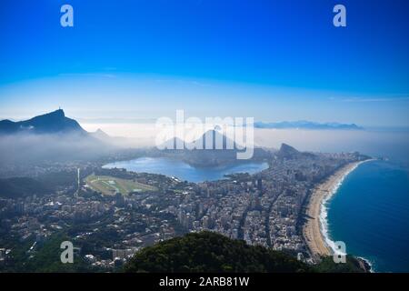 Vue sur Rio de Janeiro depuis le Morro dois irmaos, Rio de Janerio, Brésil Banque D'Images