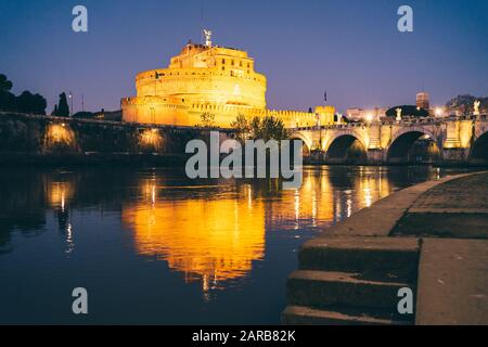 Rome, Italie - 30 Décembre 2019: Castel SanT'Angelo La Nuit, Rome Italie. Banque D'Images
