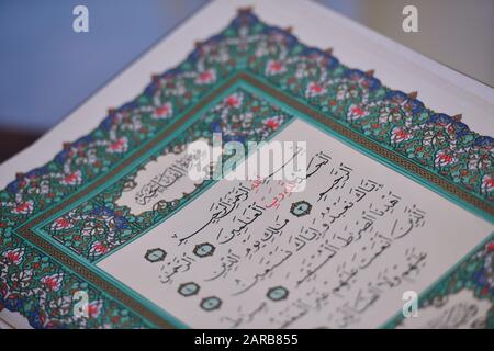 Sarajevo, Bosnie-Herzégovine, janvier 2020. Quran dans la mosquée - ouvert pour les prières Banque D'Images