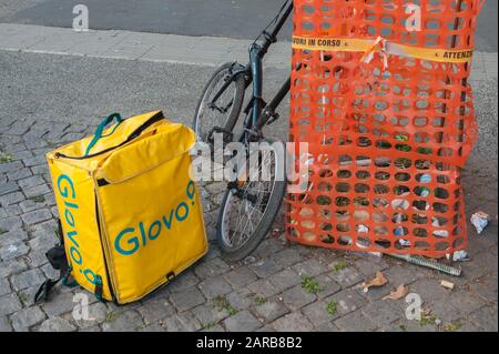 Roma, 19/10/2019: Glovo Rider, travaillant dans l'économie dite de gig. ©Andrea Sabbadini Banque D'Images