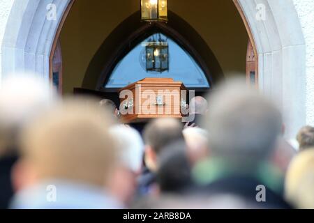 Mullaghbrack, Comté D'Armagh, Nord, Irlande. 27 janvier 2020. La famille et les amis portent le cercueil de l'ancien vice-premier ministre Seamus Mallon dans l'église Saint-Jacques, Mullaghbrack, County Armagh, Irlande du Nord lundi 27 janvier 2020. M. Mallon, décédé vendredi, était 83 ans, vice-président du Parti social-démocrate et du Parti travailliste (SDLP). Arlene Foster et Michelle O'Neill, le PM irlandais Leo Varadkar et la secrétaire du ni Julian Smith sont dans la congrégation. Crédit des gouvernmen passés et présents: Irish Eye/Alay Live News Banque D'Images