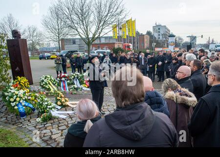 Magdeburg, Allemagne. 27 janvier 2020. Le rabbin Motti Waitsmann (l) prie les victimes du socialisme national au Mémorial de Magda pendant la pose de la couronne. Le jour commémoratif de l'Holocauste, les victimes du socialisme national sont rappelées dans le monde entier. Le 27 janvier 1945, les soldats soviétiques ont libéré les survivants du camp d'extermination d'Auschwitz crédit: Klaus-Dietmar Gabbert/dpa-Zentralbild/dpa/Alay Live News Banque D'Images