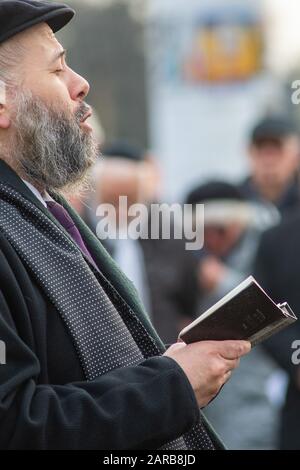 Magdeburg, Allemagne. 27 janvier 2020. Le rabbin Motti Waitsmann prie au Mémorial de Magda pendant la mise en place de la couronne pour les victimes du socialisme national. Le jour commémoratif de l'Holocauste, les victimes du socialisme national sont rappelées dans le monde entier. Le jour commémoratif de l'Holocauste, les victimes du socialisme national sont rappelées dans le monde entier. Le 27 janvier 1945, les soldats soviétiques ont libéré les survivants du camp d'extermination d'Auschwitz. Crédit: Klaus-Dietmar Gabbert/Dpa-Zentralbild/Dpa/Alay Live News Banque D'Images