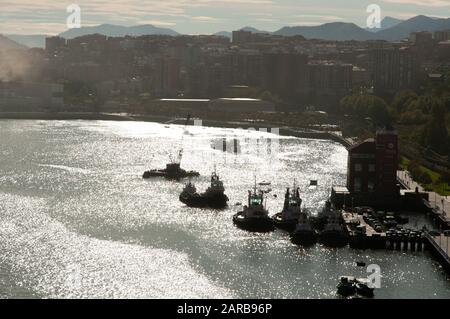Vue depuis le pont Vizcaya sur la rivière Nervion avec les navires sur le port avec réflexion lumineuse, Pais Vasco, Espagne Banque D'Images