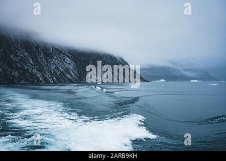 Vagues se briser sur la rive sur l'image dans le cercle arctique au Groenland. De puissantes vagues de l'océan.vague se casse sur une banque. Natural Banque D'Images