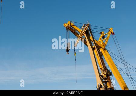 Grue à tour jaune sur les chantiers navals de Celaya dans la rivière Nervion à Erandio, Bizkaia Banque D'Images