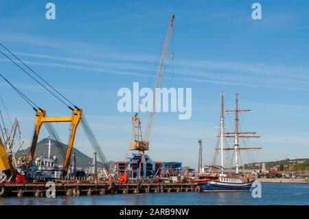 Pylônes grues aux chantiers navals de Celaya dans la rivière Nervion à Erandio, Bizkaia Banque D'Images