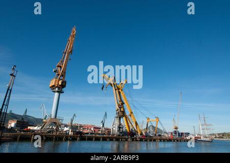 Pylônes grues aux chantiers navals de Celaya dans la rivière Nervion à Erandio, Bizkaia Banque D'Images