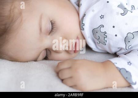 Au-dessus de la petite fille au lit. Banque D'Images