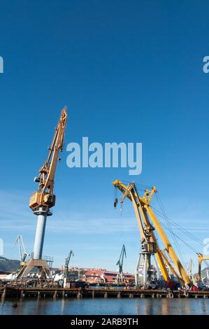 Pylônes grues aux chantiers navals de Celaya dans la rivière Nervion à Erandio, Bizkaia Banque D'Images