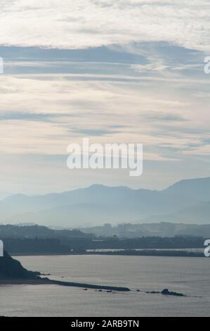 Vue panoramique sur la rivière Nerving à Portugalete avec le ciel bleu. Pays Basque, Espagne Banque D'Images