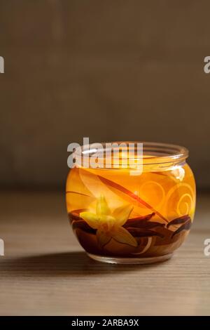 Bougie vanille éclairée dans un pot en verre. Foyer sélectif avec faible profondeur de champ. Banque D'Images