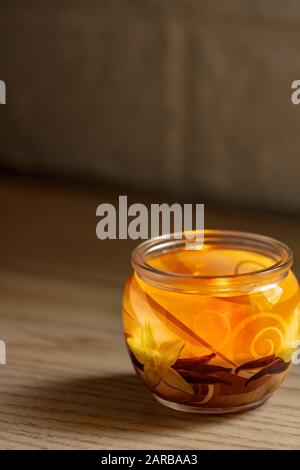 Bougie vanille éclairée dans un pot en verre. Foyer sélectif avec faible profondeur de champ. Banque D'Images